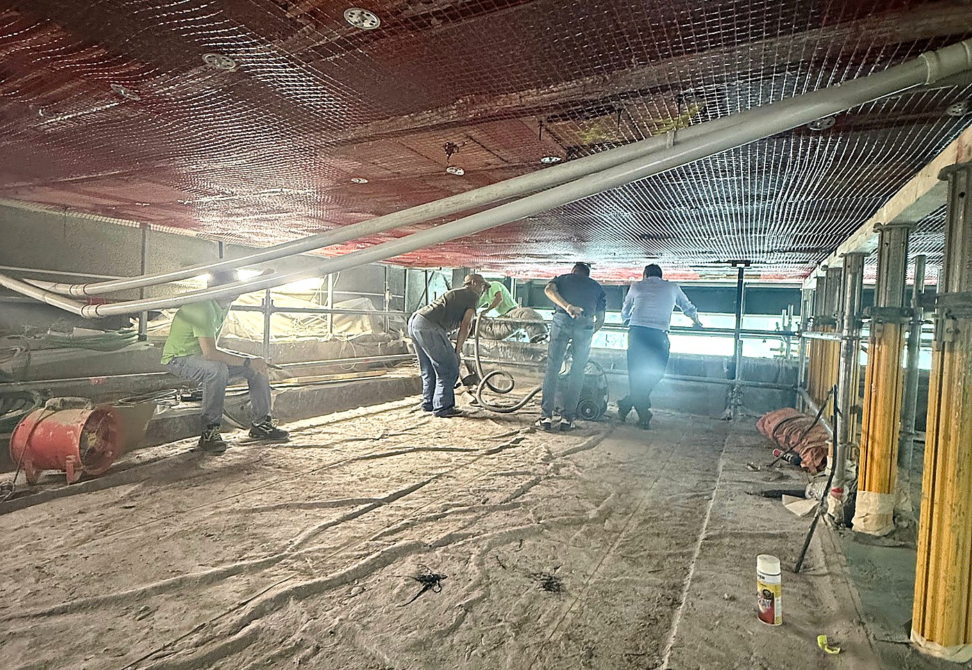 Posa rete antisfondellamento in cantiere