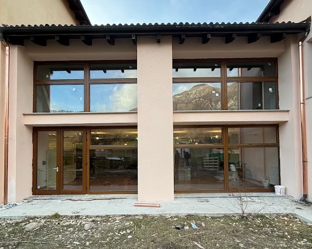 Finestre in legno installate su edificio storico